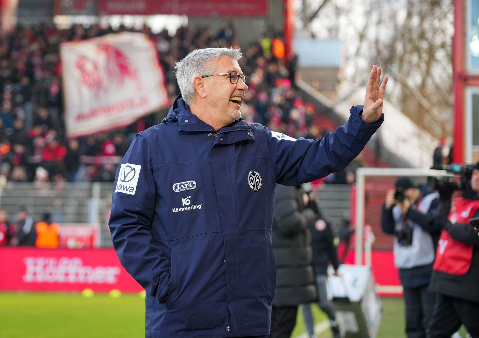 Mainz-Trainer Urs Fischer winkt bei seiner Rückkehr nach Berlin ins Publikum. 
