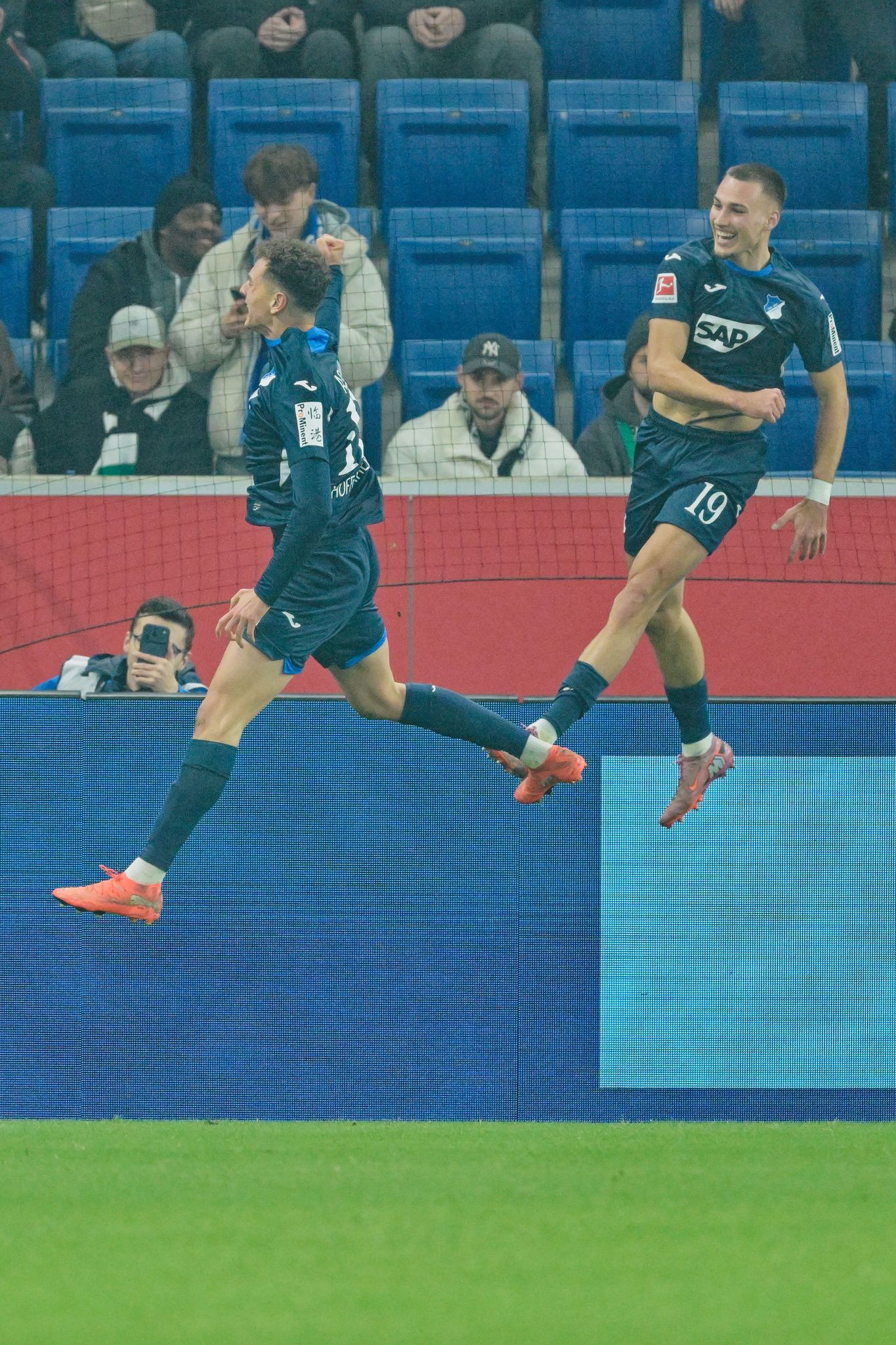 Tim Lemperle (r.) und Fisnik Asllani machen Lufstsprünge vor Freude.