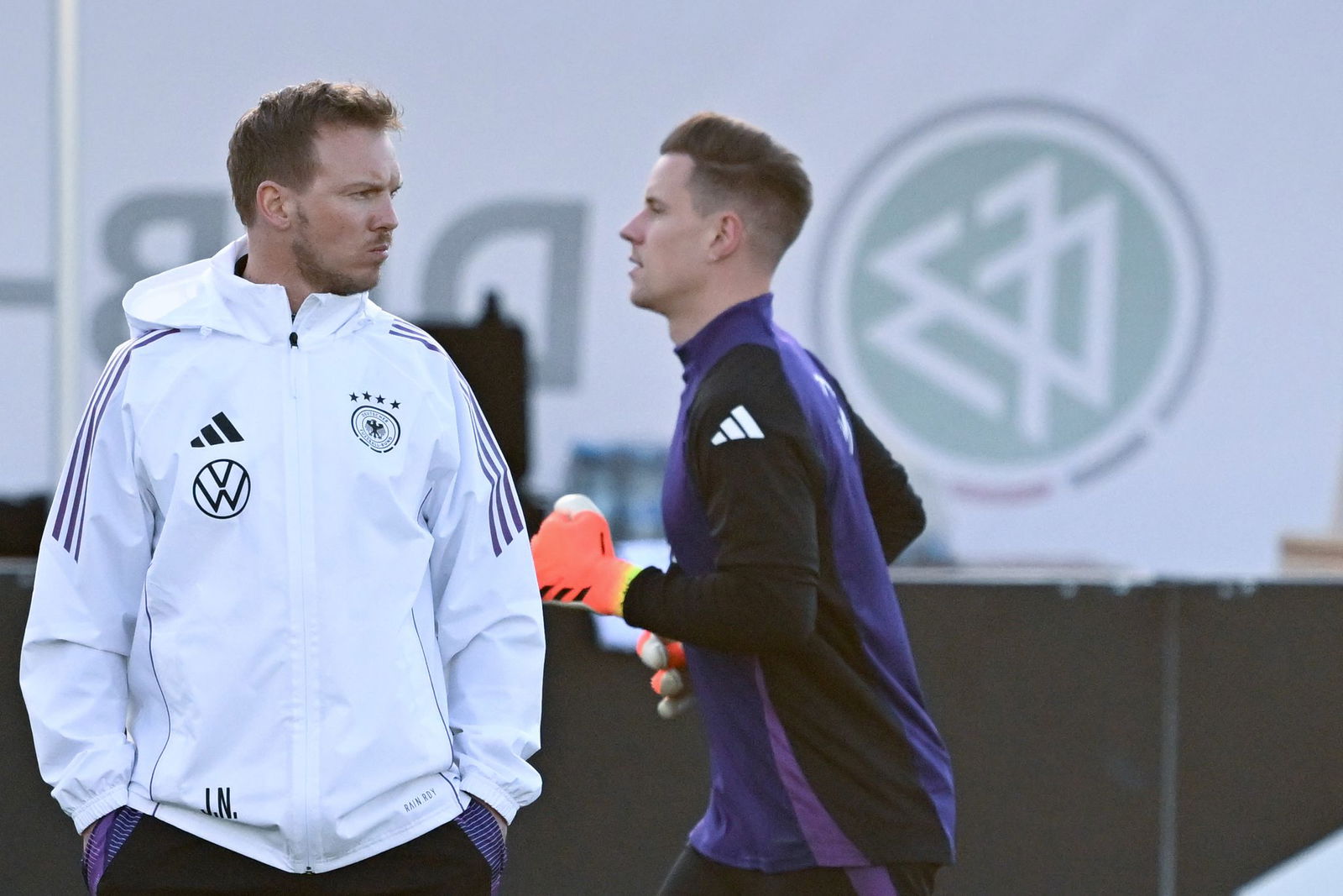 Bundestrainer Nagelsmann (l.) hat klare Forderungen an ter Stegen (r.). (Archivbild) 