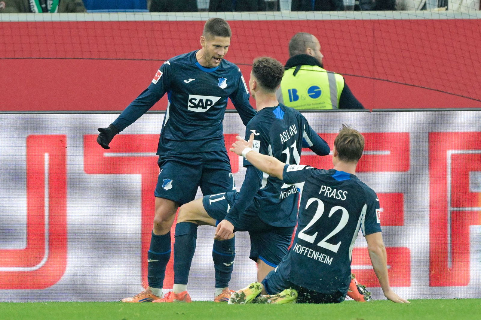 Hoffenheims Andrej Kramaric (r.) darf sich feiern lassen.