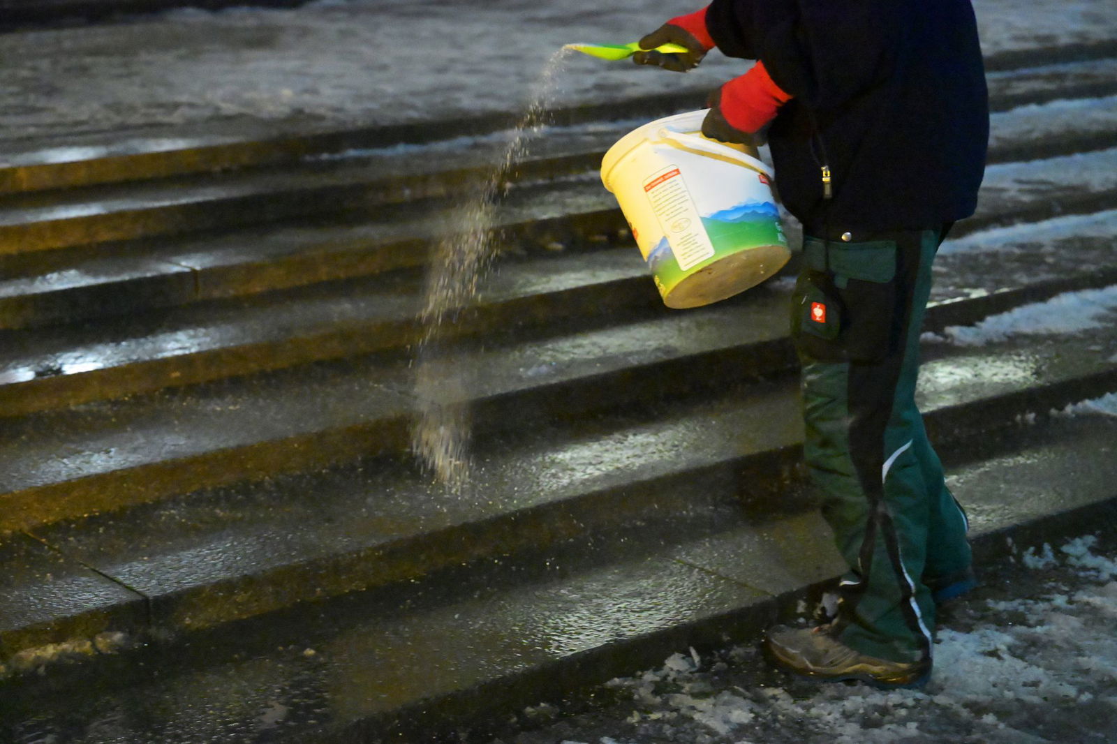 In der Nacht zum Montag droht Glatteis. (Archivbild)