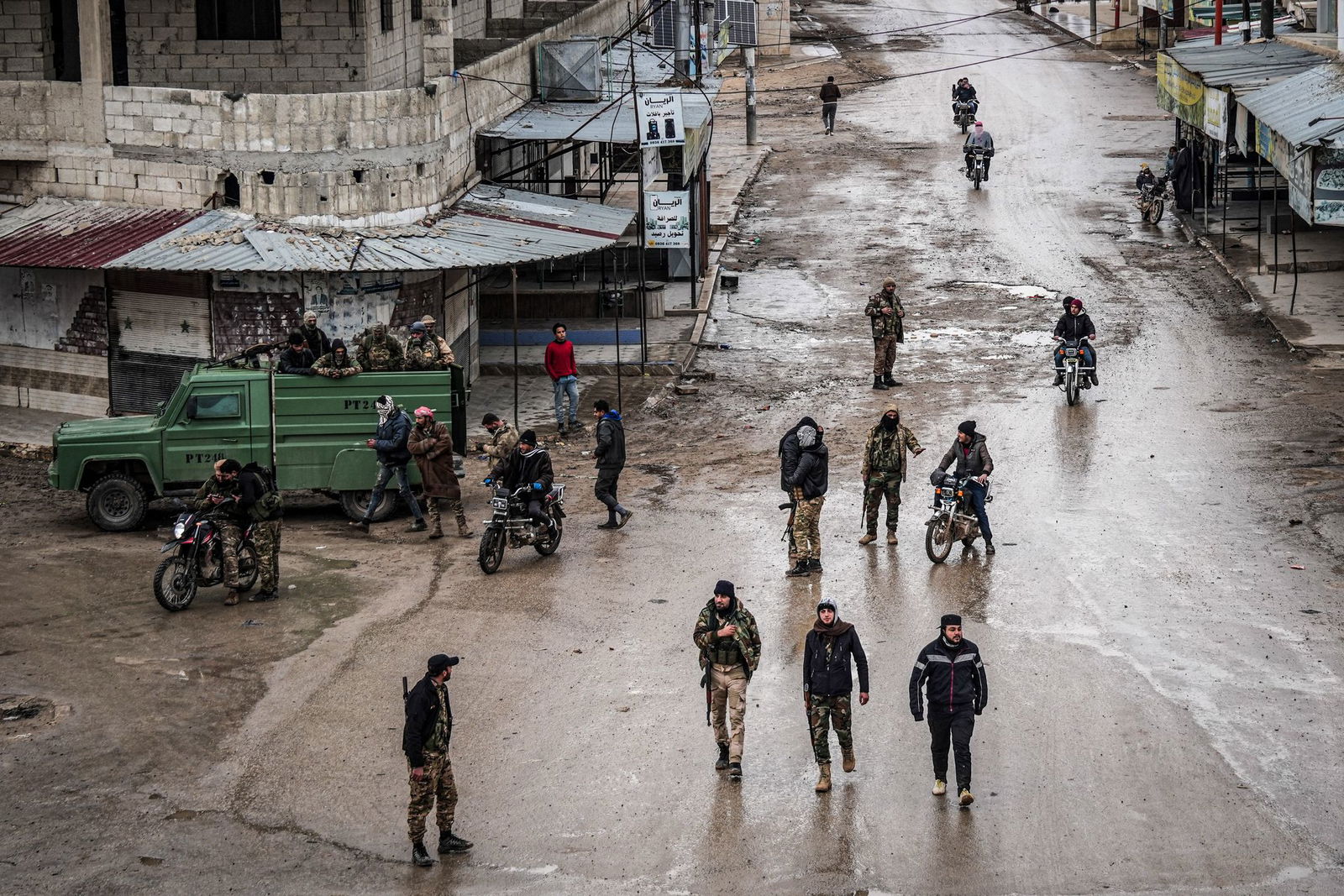 Soldaten der syrischen Armee am Samstag in der Stadt Deir Hafir. Die Armee hat dort nach eigenen Angaben die Kontrolle von kurdischen Kräften übernommen.