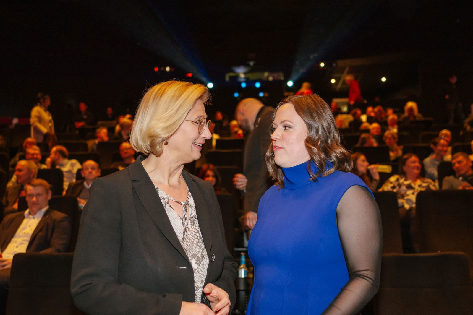 Ministerpräsidentin Anke Rehlinger (l.) und Festivalleiterin Svenja Böttger beim Eröffnungsabend. 