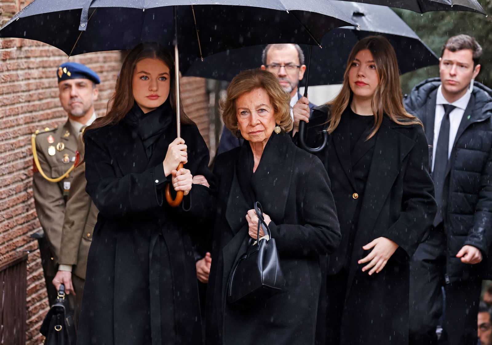 Die spanische Königsfamilie hat bei einer Trauerfeier Abschied von Irene von Griechenland, der Schwester der spanischen Altkönigin Sofía, genommen. 