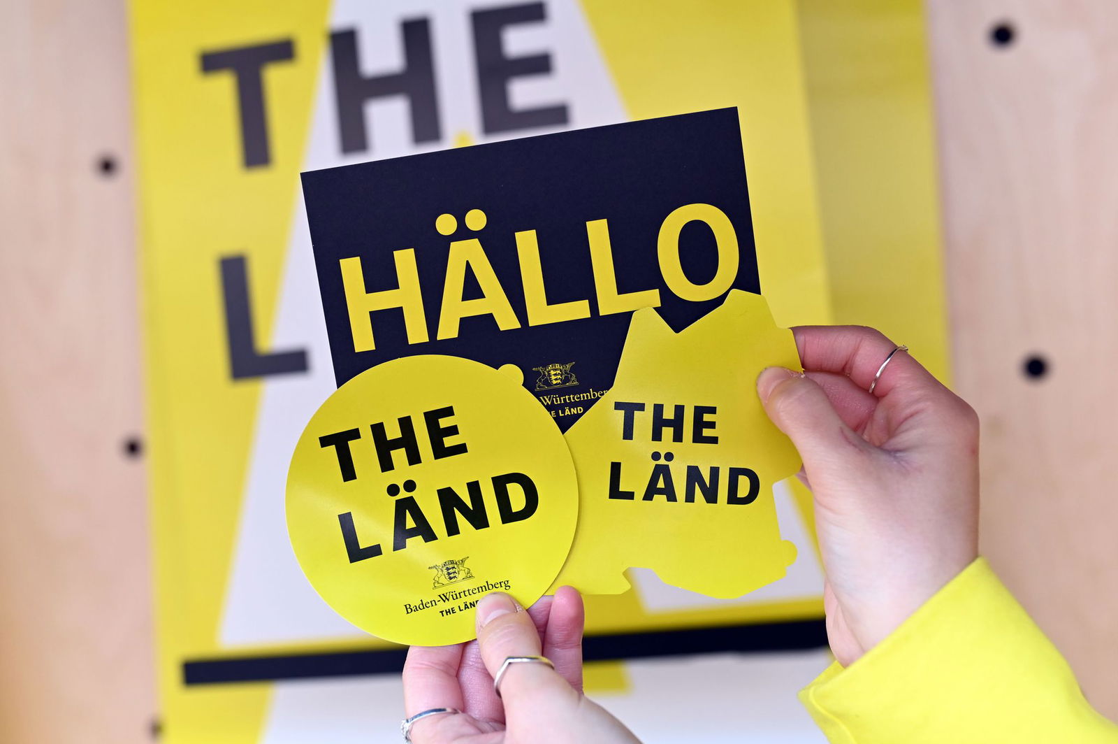 Fans des Landes können sich von oben bis unten mit gelben Artikeln ausstatten. (Archivfoto) 