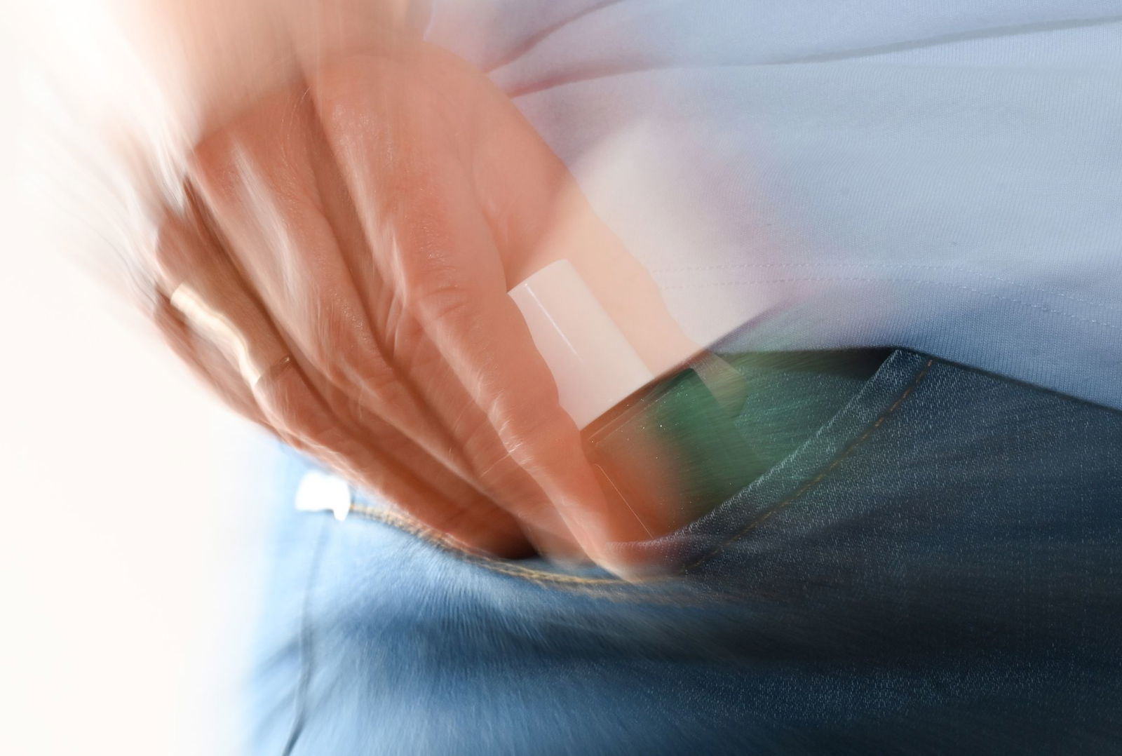 Unbezahlte Kopfhörer in der Hosentasche - damit war das Praktikum eines jungen Mannes in einem Geschäft beendet. (Symbolbild)