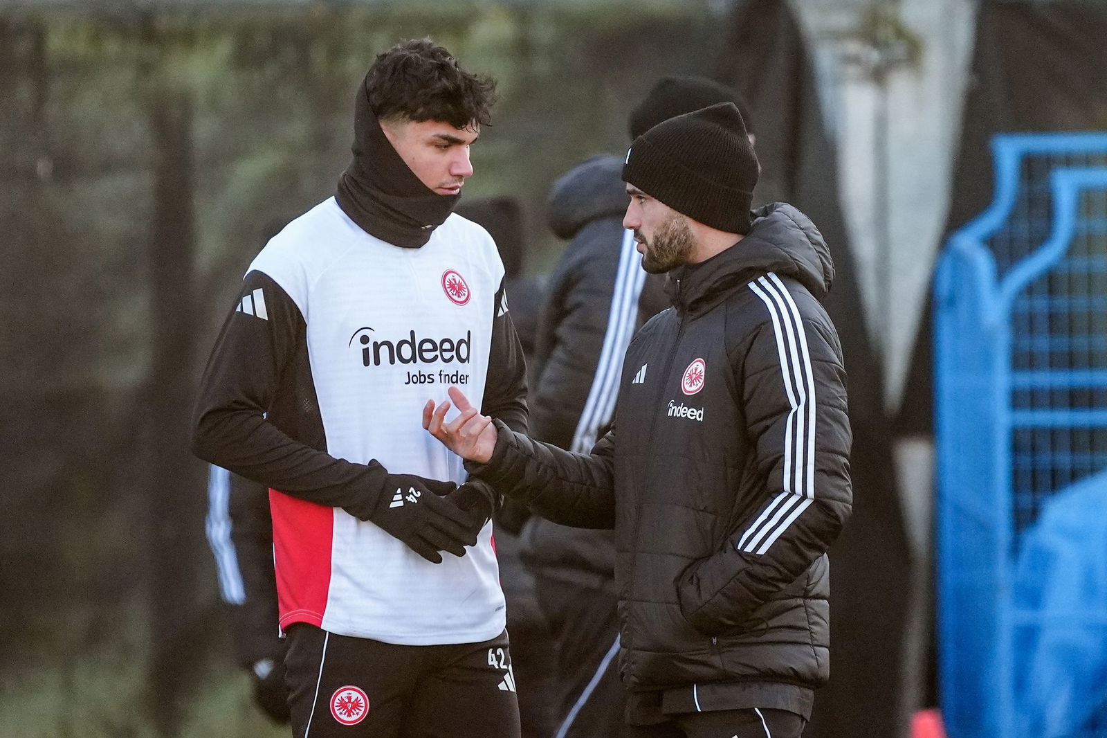 Bundesliga-Premiere für Eintracht-Interimstrainer Dennis Schmitt (r. mit Can Uzun). (Archivbild)