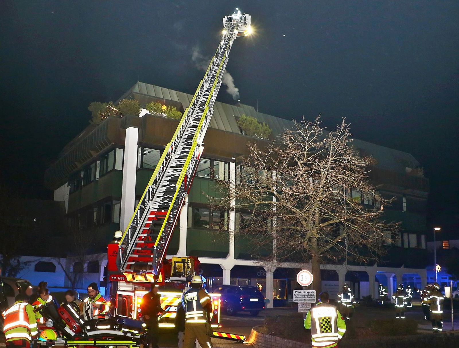 Neun Menschen sind bei einem Brand in einem Mehrfamilienhaus verletzt worden. 