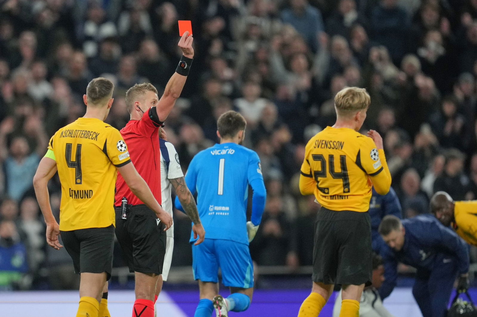 Dortmund spielte früh nur noch mit zehn Mann.