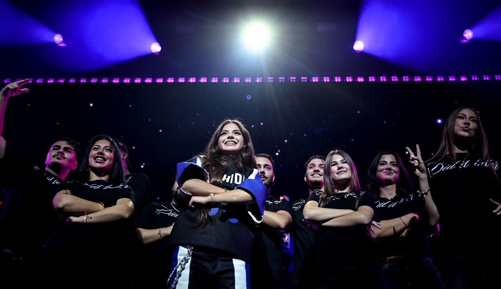 Die Rapperin ist zusammen mit Mitgliedern ihrer Tanzschule Lunatix aufgetreten.