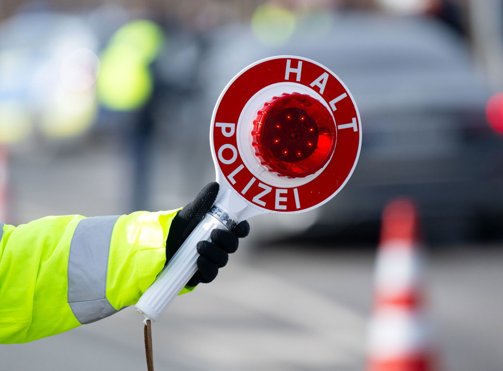 Mehrere Streifen kontrollierten die Fahrzeugkolonne, die den Verkehr auf der Autobahn blockiert haben soll. (Symbolbild) 