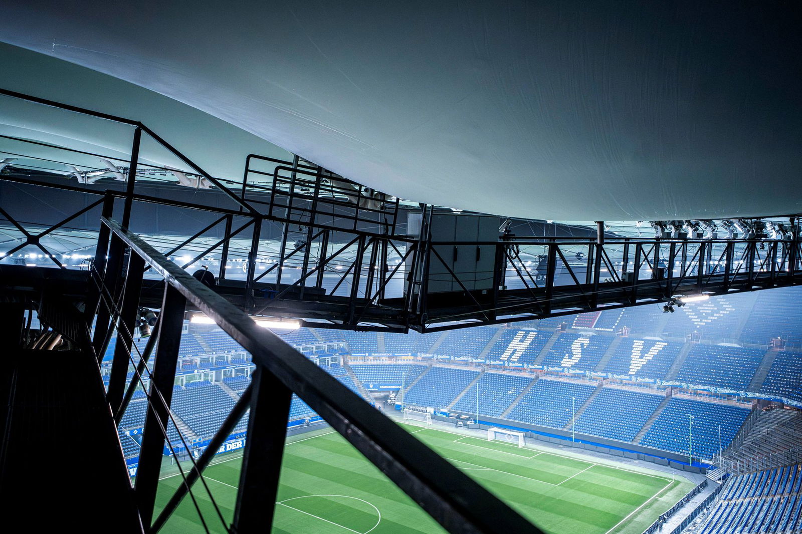 Durch Tauwasser infolge des starken Wintertreibens im Norden sind Beulen in der Dachmembran des Hamburger Volksparkstadions erkennbar. 