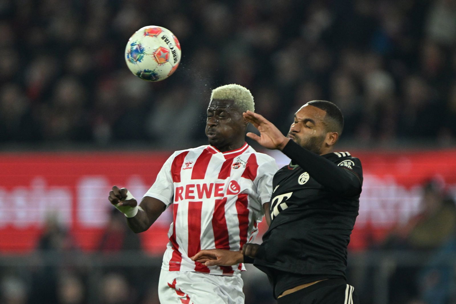 Das Duell zwischen Köln und Bayern München war lange Zeit auf Augenhöhe: Hier kämpfen Jonathan Tah (Bayern München) und Ragnar Ache um den Ball.