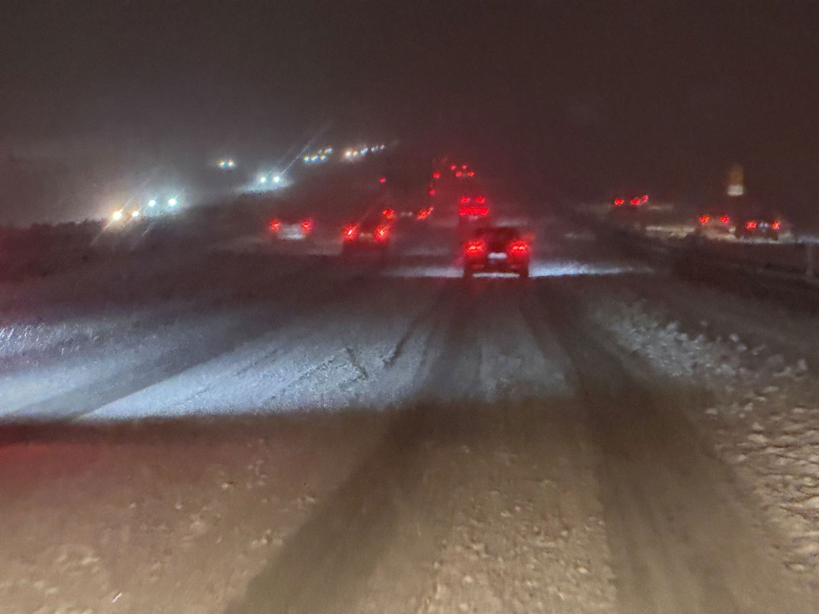 Schneefall bremst den Verkehr auf der A8 aus.