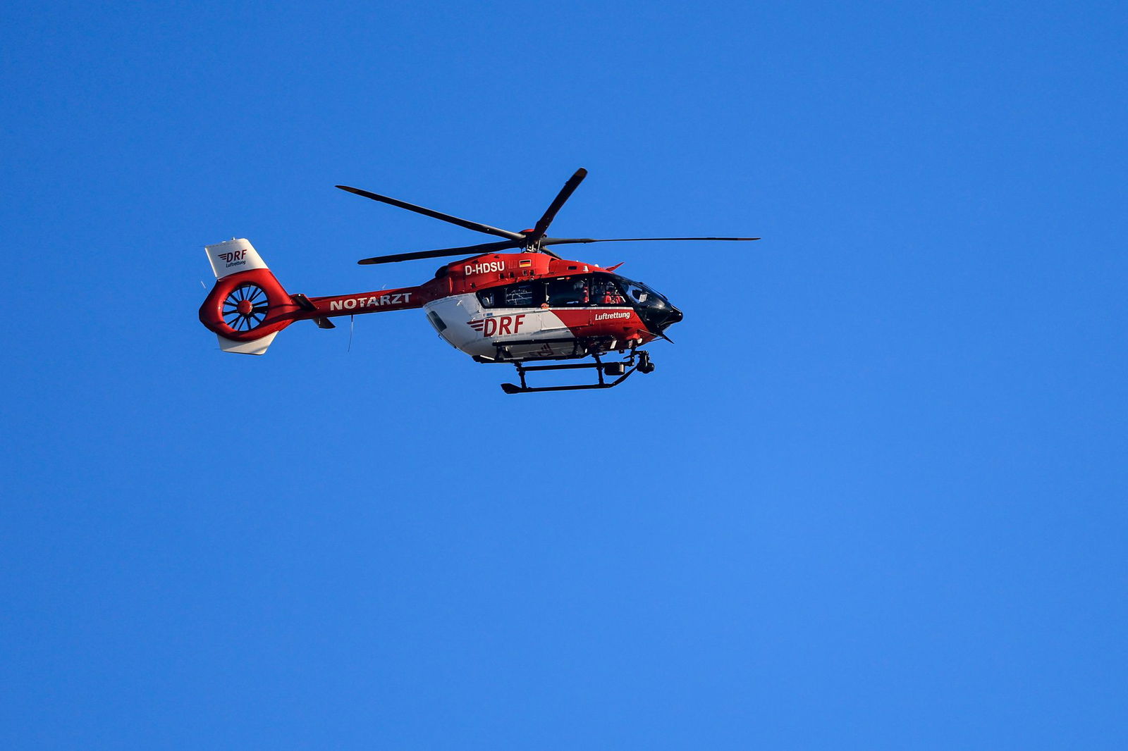 Ein Rettungshubschrauber brachte die verletzte Frau ins Krankenhaus. (Symbolbild)