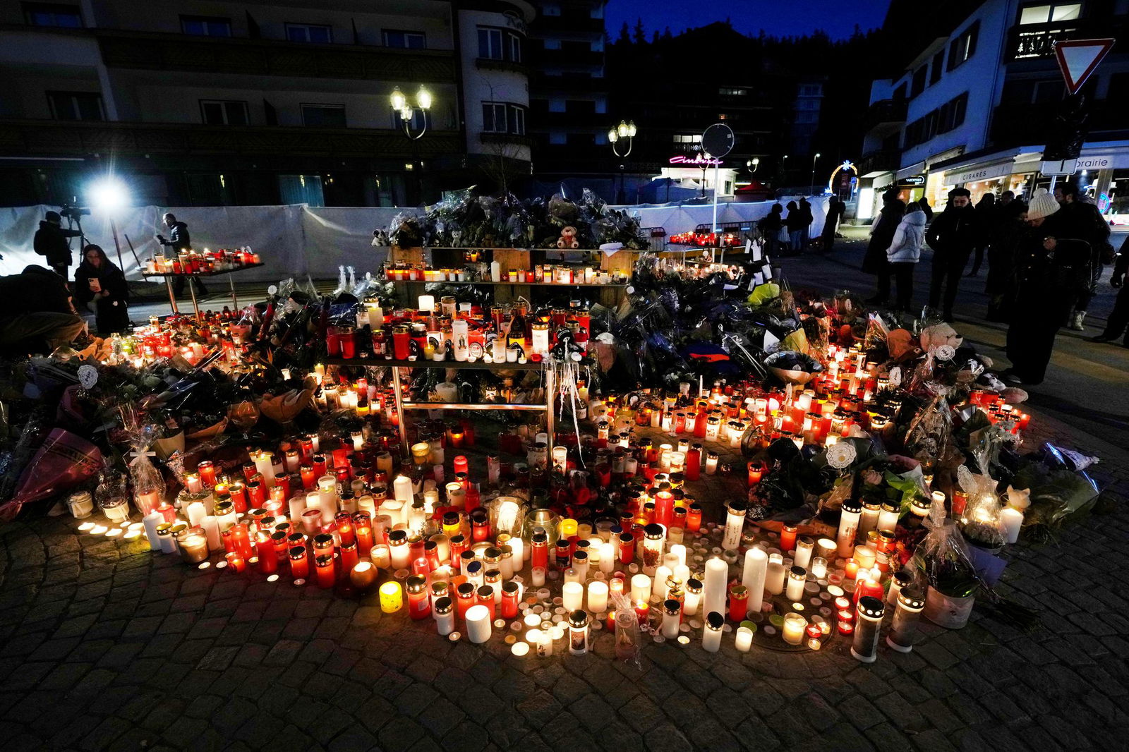 Die Trauer ist groß nach der Brandkatastrophe. (Archivbild)