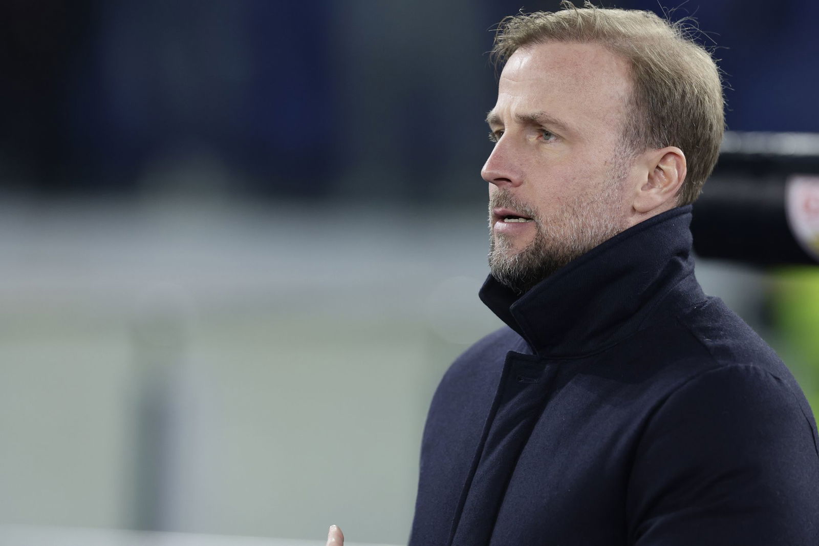 VfB-Trainer Sebastian Hoeneß sah, wie der VfB in Hälfte eins in Rückstand geriet.