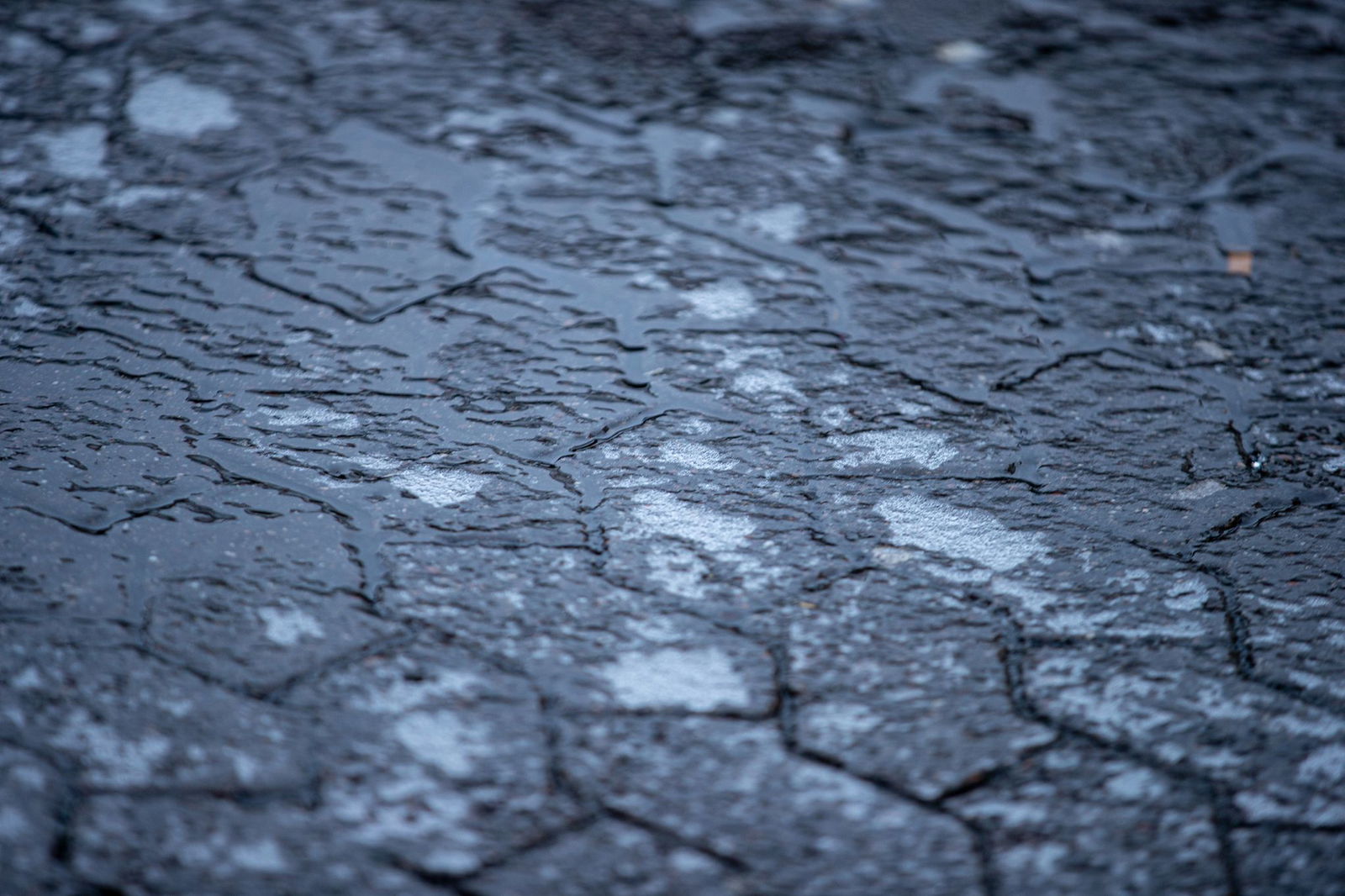 Auch im Saarland kann es am Montag vielerorts Blitzeis auf den Gehwegen geben (Symbolbild).