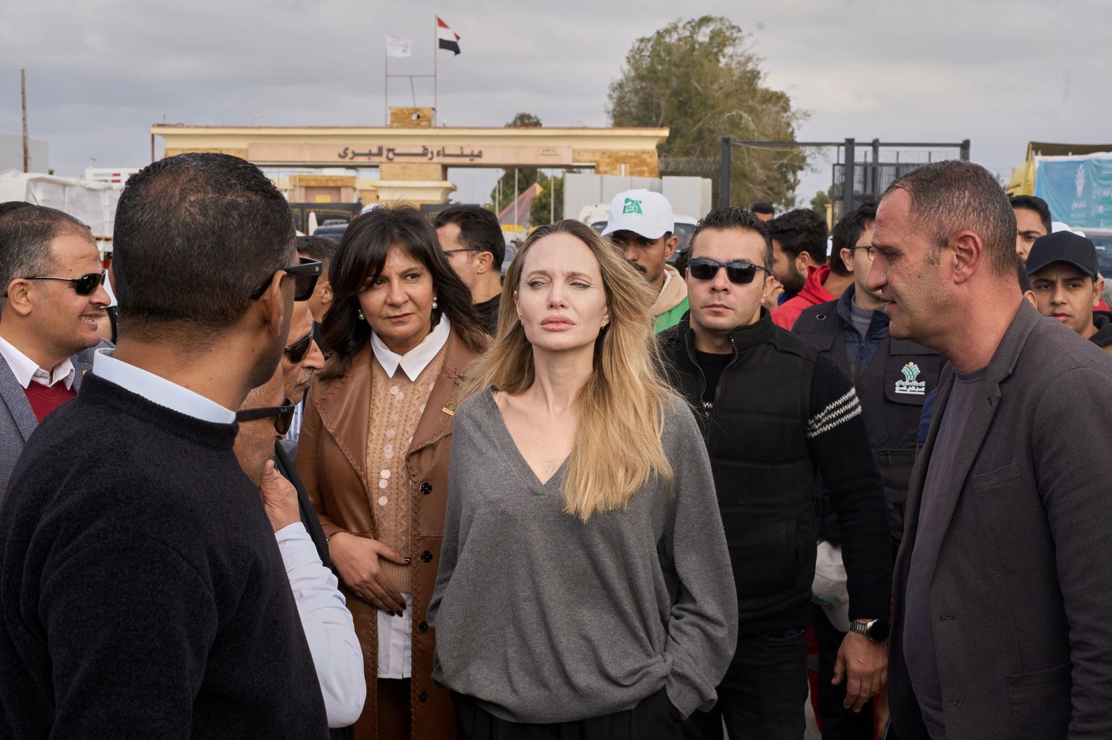 Angelina Jolie informierte sich am ägyptischen Grenzübergang Rafah über Hilfsmaßnahmen für den Gazastreifen.