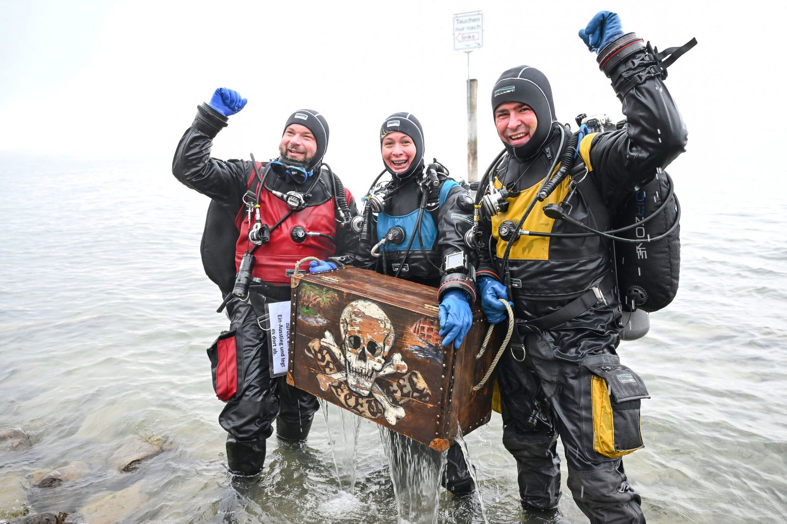 Nach 80 Minuten Suche bei eisiger Kälte ist die Schatzkiste aus dem Bodensee geborgen.