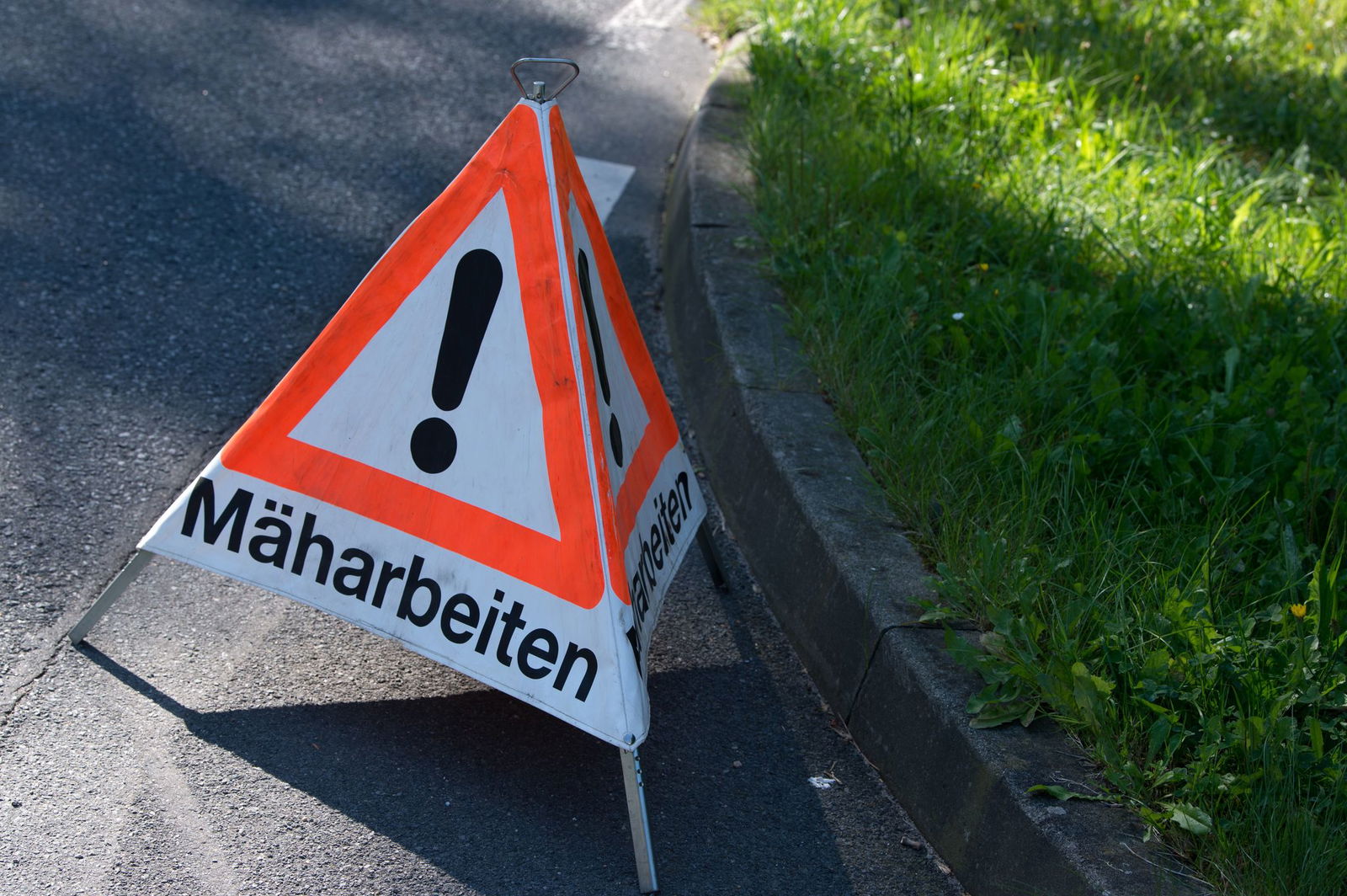 Die Geflüchteten sind unter anderem bei der Grünpflege im Einsatz. (Symbolbild)