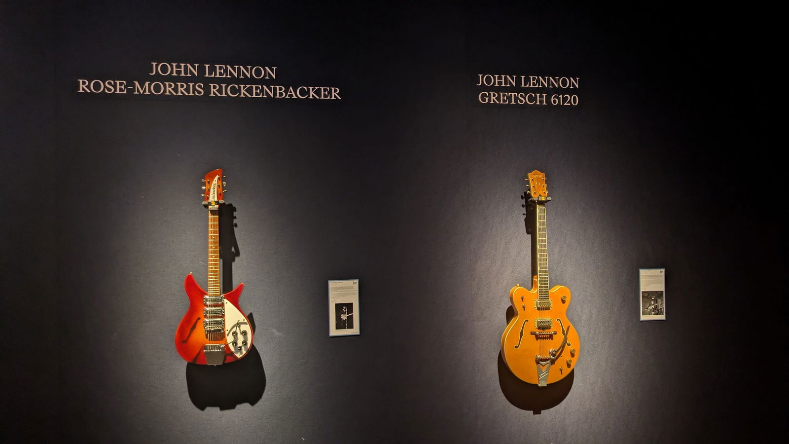 Zwei Gitarren von John Lennon aus unterschiedlichen Phasen seiner Karriere.
