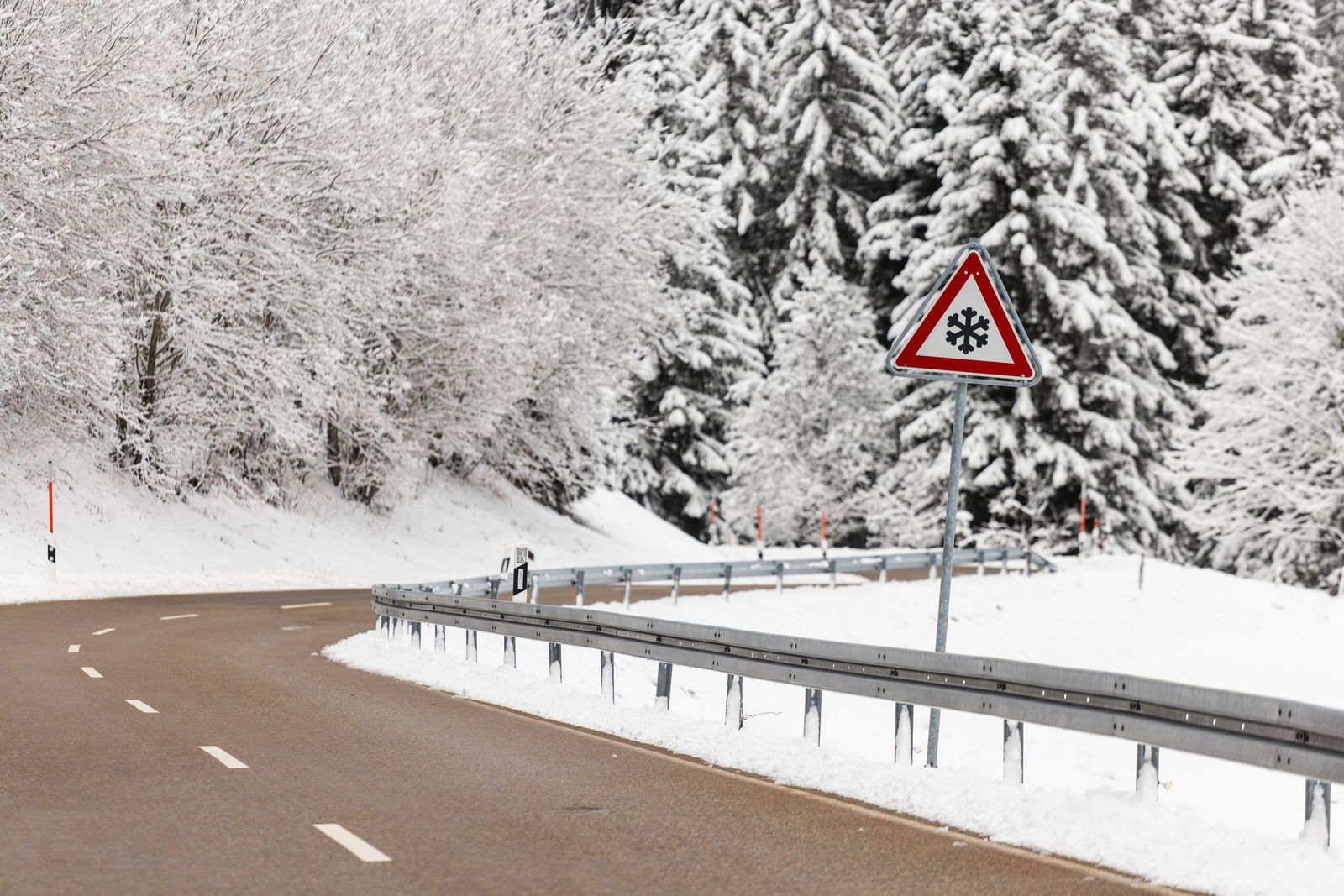 Im Südwesten kann es mancherorts wieder glatt werden. 