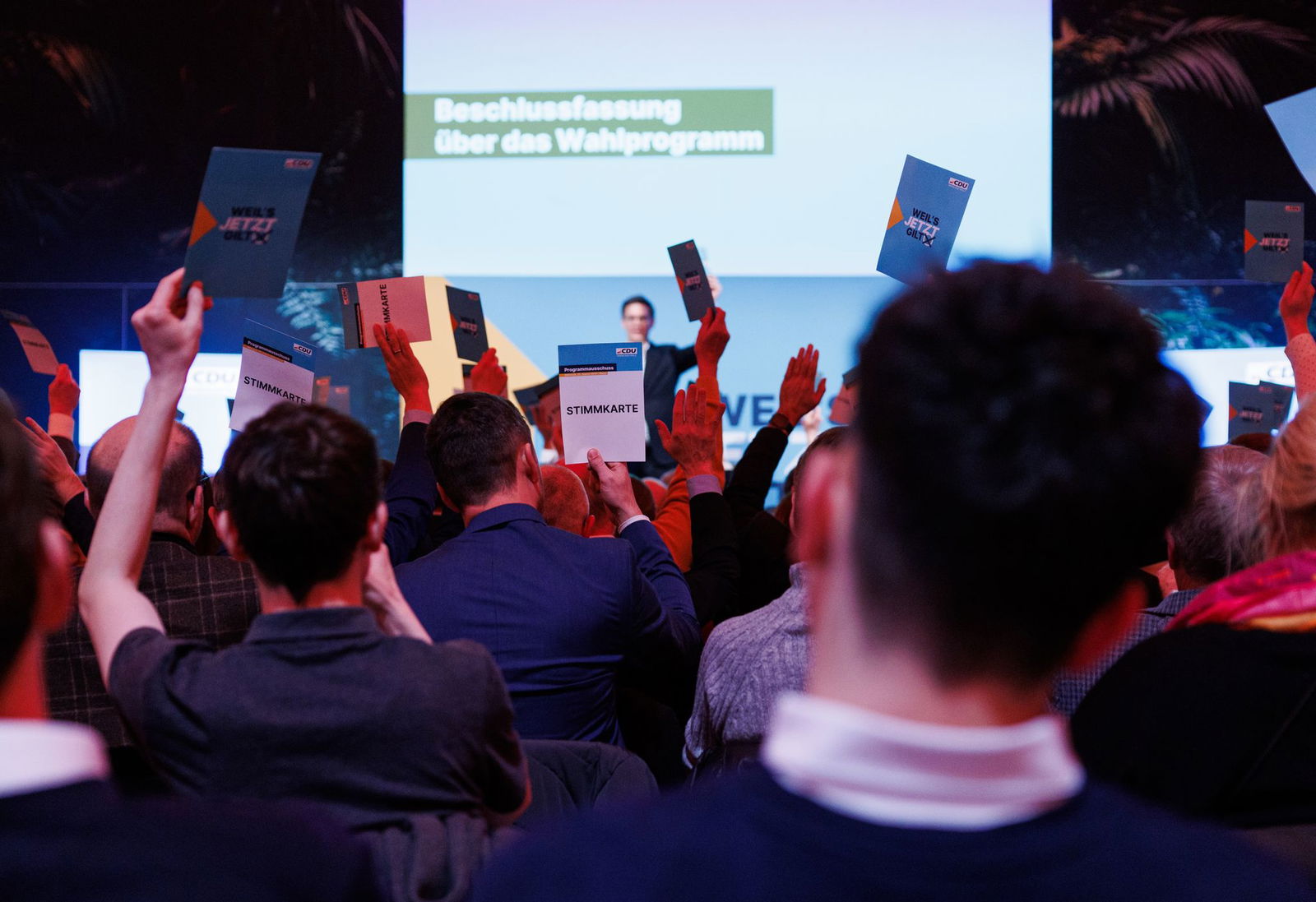 Die 120 Teilnehmer des CDU-Programmausschusses verabschieden das Wahlprogramm einstimmig. 