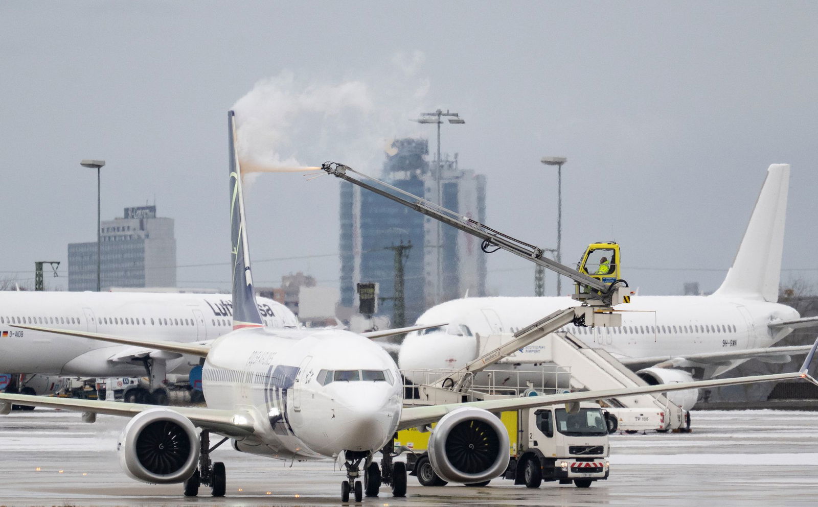 Ein Flugzeug wird am Flughafen Stuttgart vor dem Start enteist. (Archivbild)