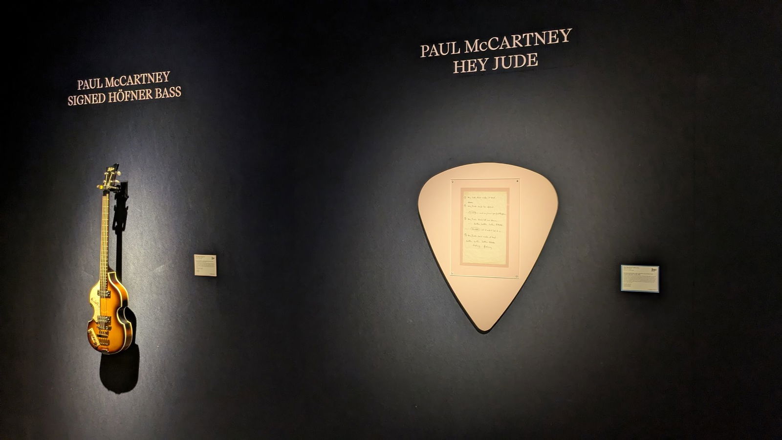 Ein signierter Höfner-Bass von Paul McCartney sowie ein handgeschriebener Text zum Beatles-Klassiker "Hey Jude".