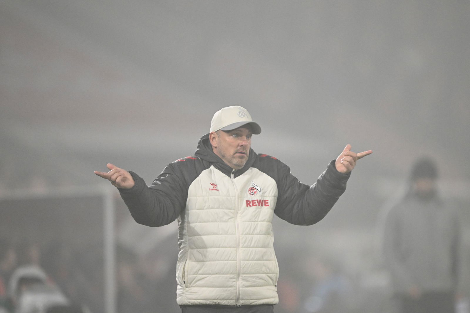 Auch Kwasniok stand einige Zeit lang im Rauch.