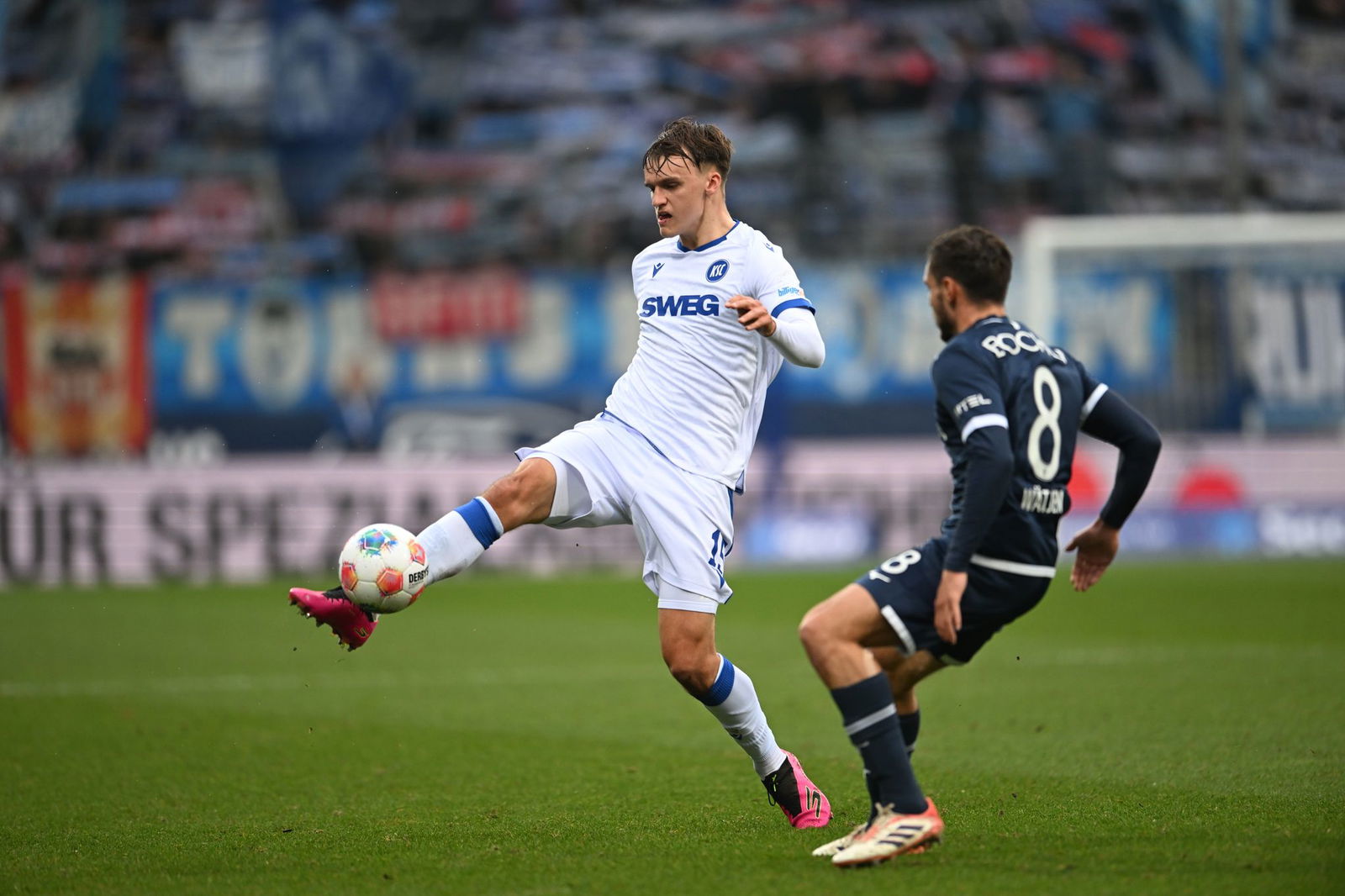 KSC-Talent Paul Scholl (l) stand zuletzt zweimal in der Startelf - und überzeugte.