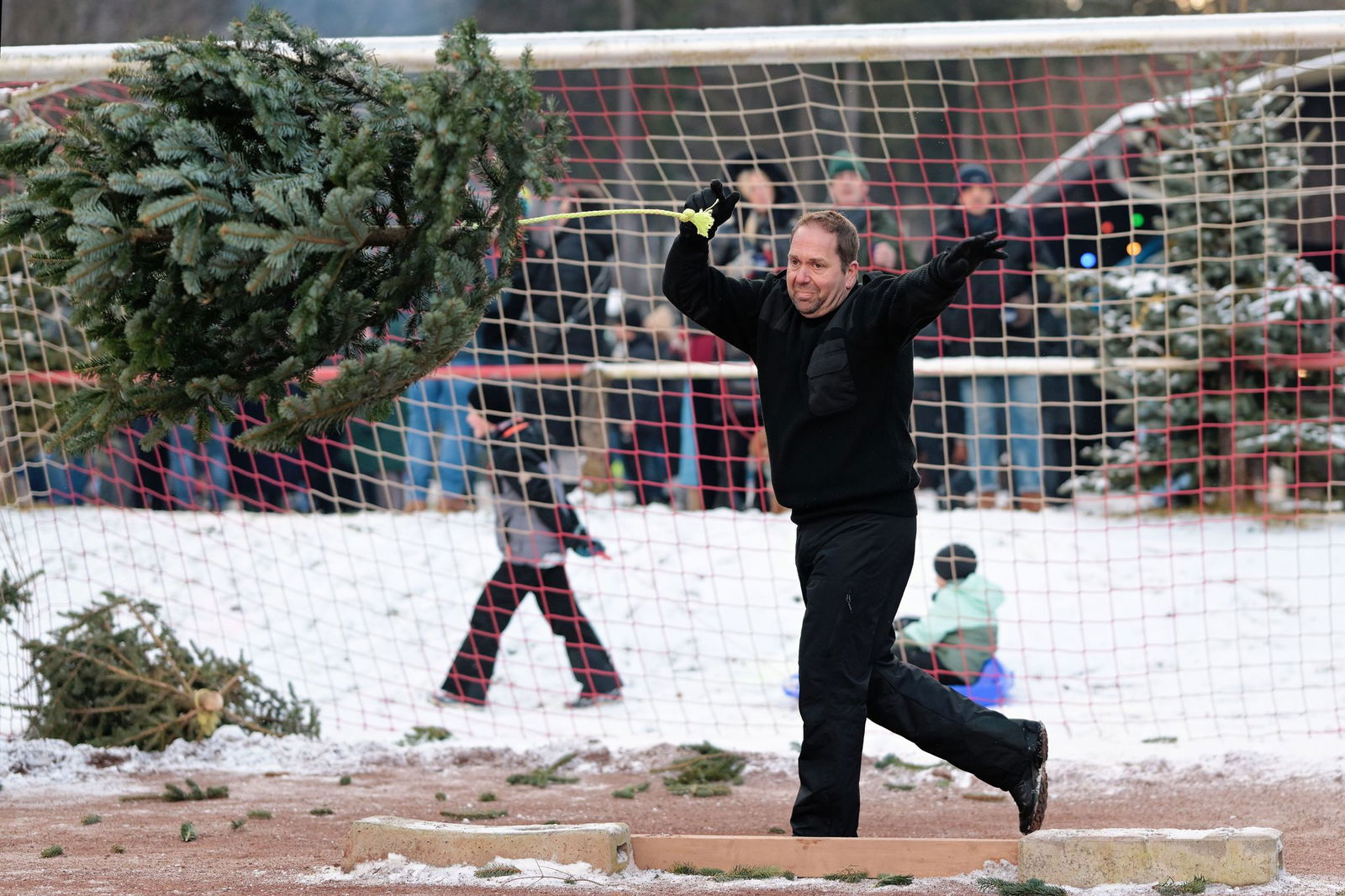 Auch beim Weihnachtsbaumwerfen zählt die Weite. 
