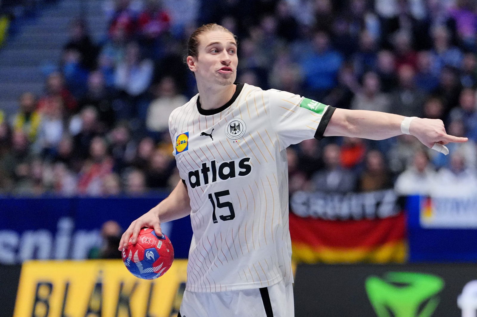 Juri Knorr steht mit seinen DHB-Kollegen bei der EM vor einer schwierigen Herausforderung. (Archivbild)