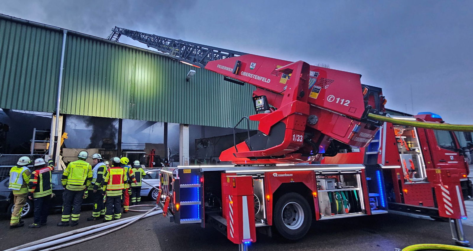 Die Feuerwehr ist bei einem Brand einer Lagerhalle in Oberstenfeld im Einsatz.