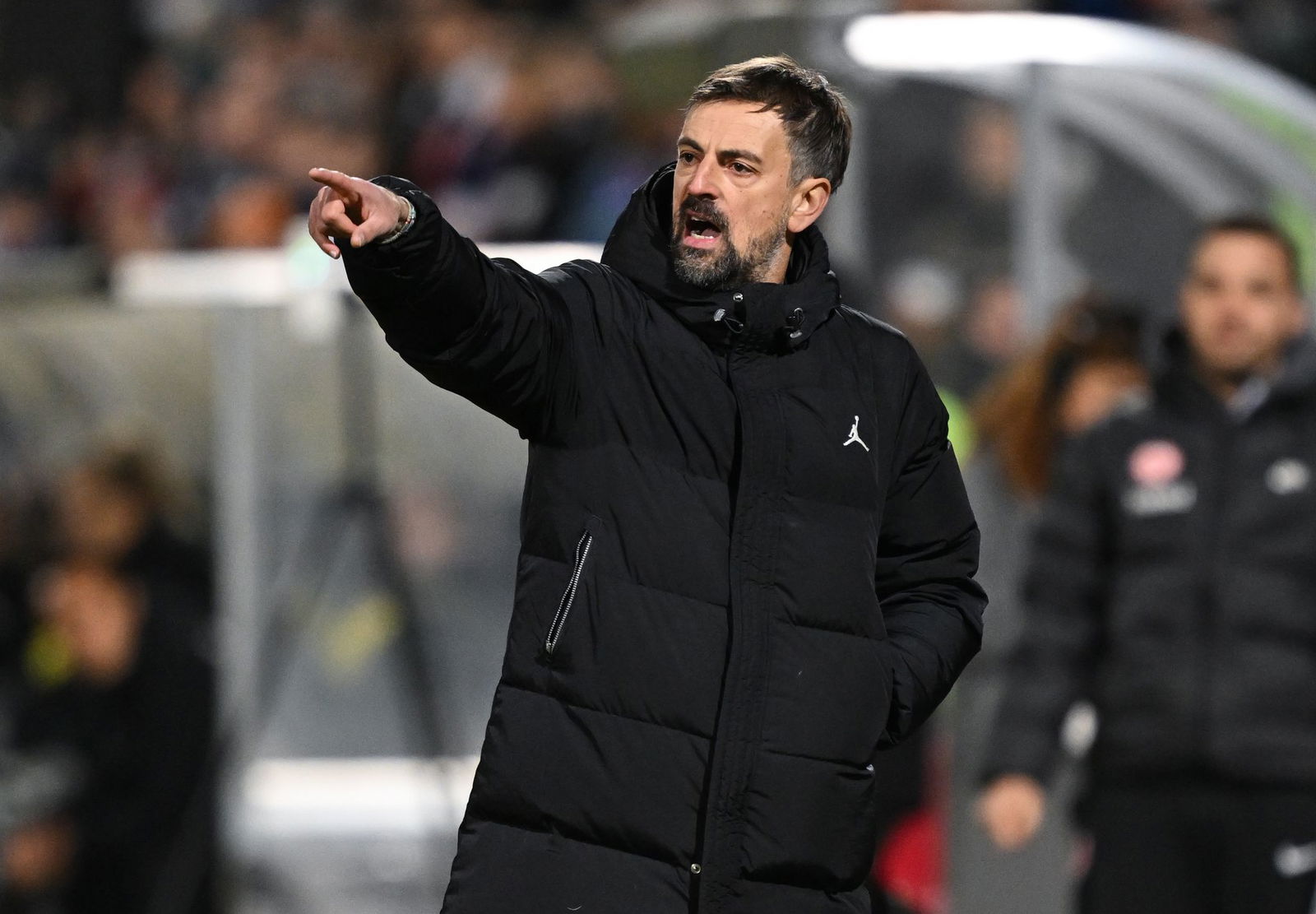 Für Niko Arnautis und seine Fußballerinnen von Eintracht Frankfurt geht es verspätet im neuen Jahr los. 