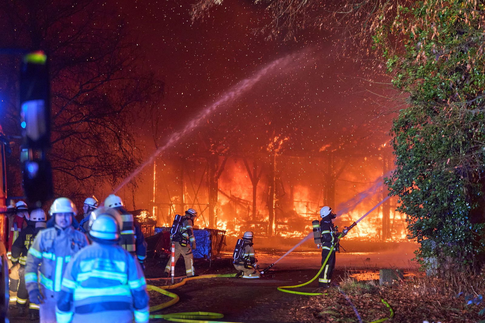 Der Schuppen fing in der Silvesternacht Feuer. (Archivbild)