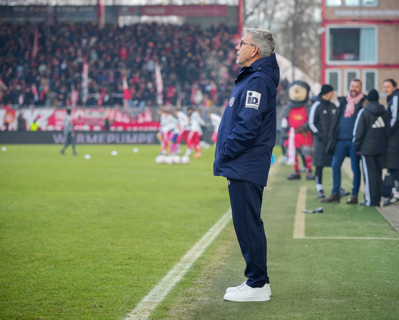 Mainz-Trainer Urs Fischer blickt auf das Spielfeld der Alten Försterei. 