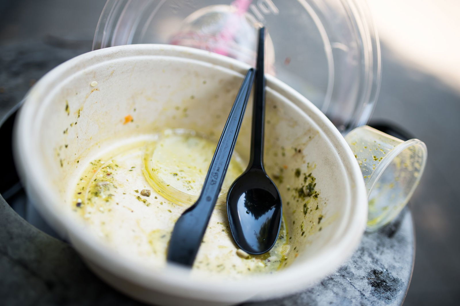 Freiburg führt eine Steuer auf Einwegverpackungen für Speisen und Getränke ein. (Symbolbild)