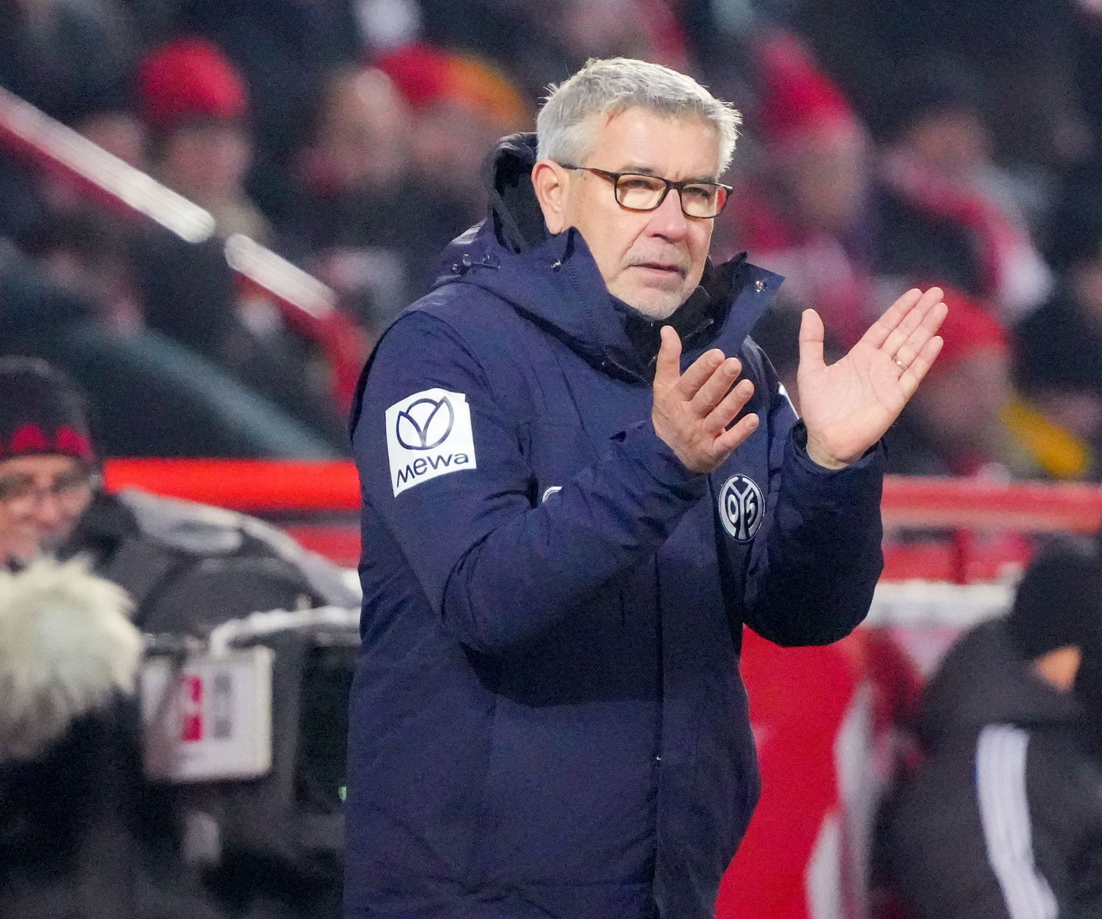 Mainz-Trainer Urs Fischer klatscht in die Hände. 