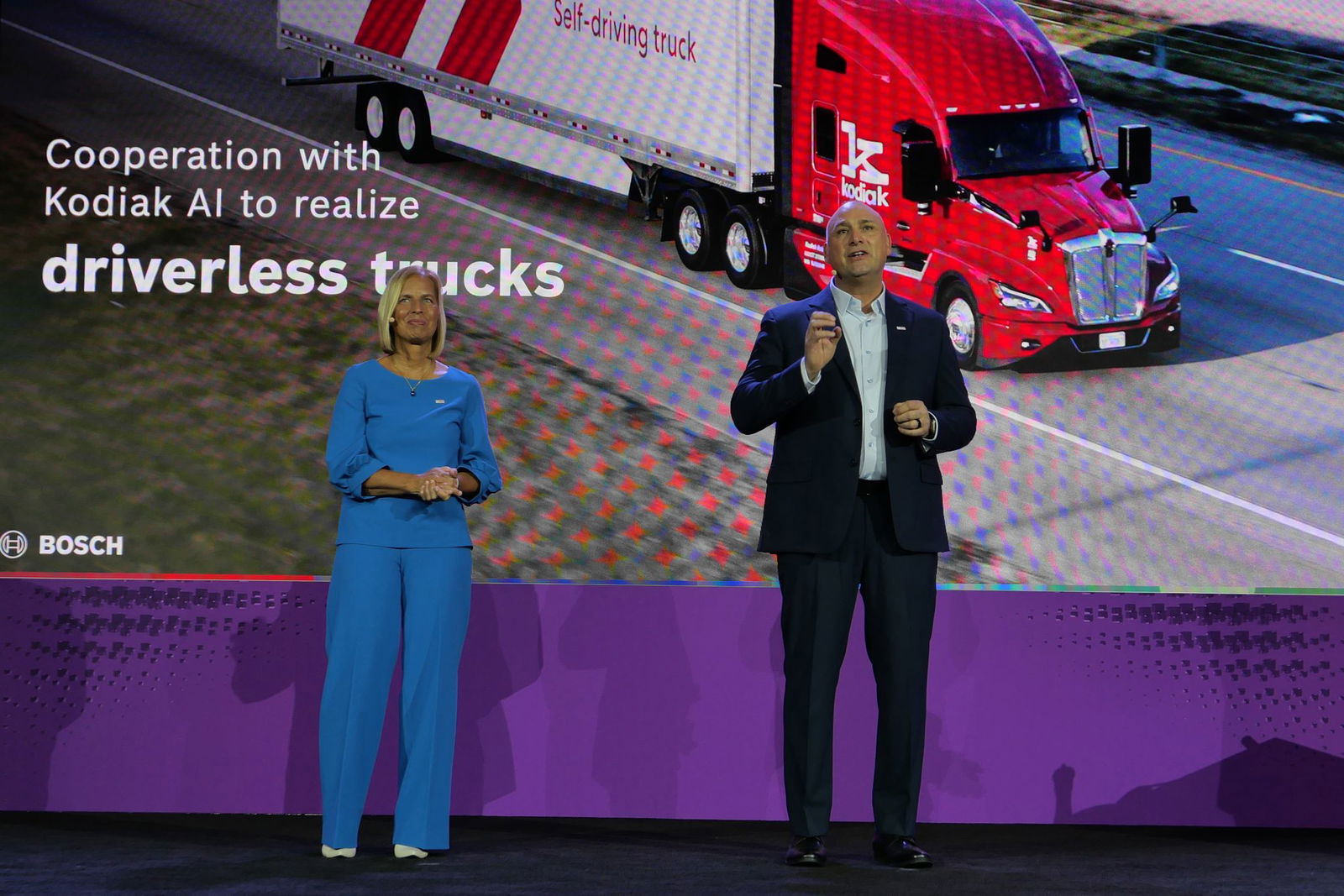 Auf der CES kündigte Bosch eine Kooperation mit dem Start-up Kodiak ‍AI, mit der man standardisierte Hard- und Software für ‍fahrerlose Lastwagen entwickeln will.