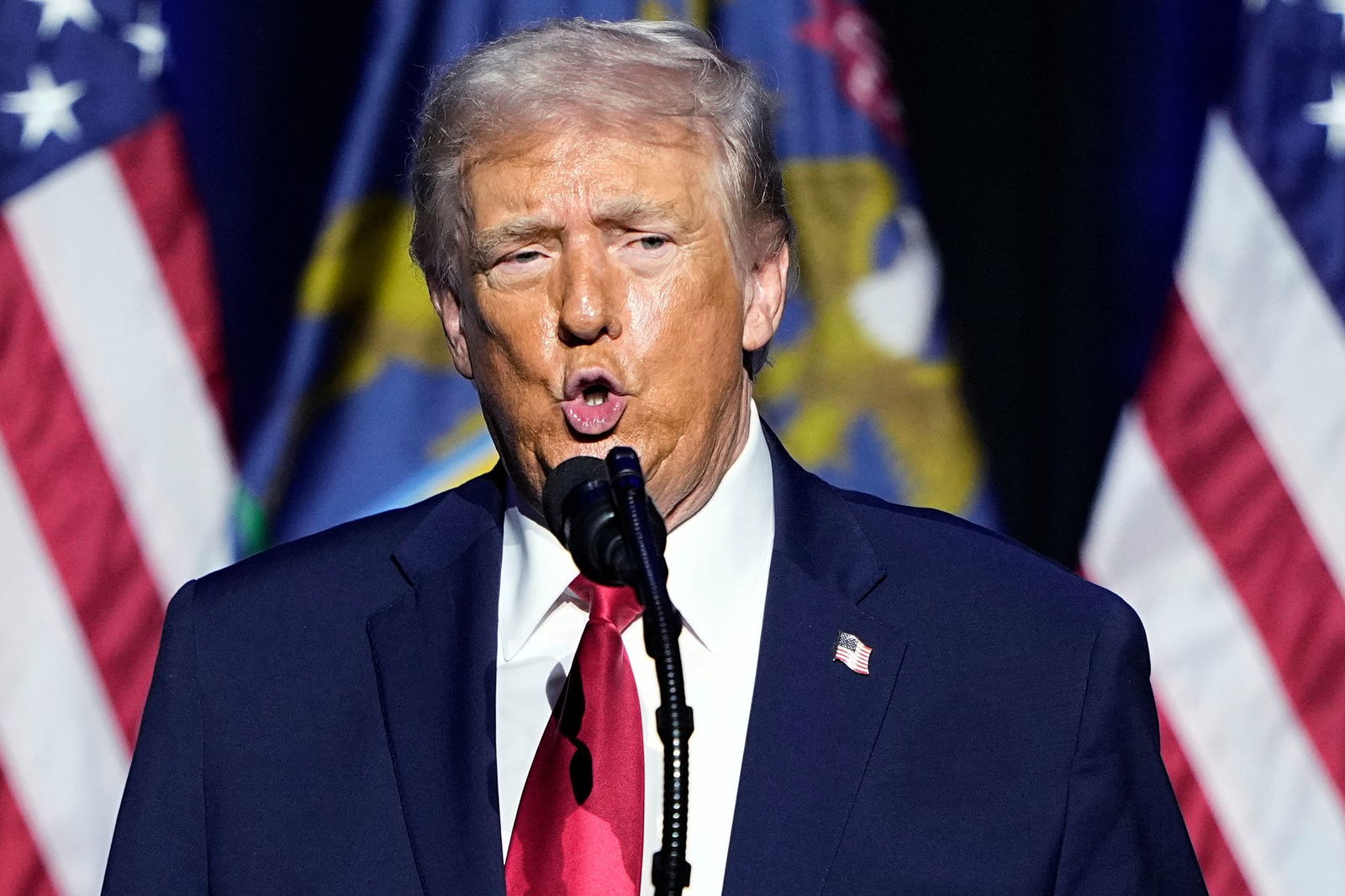 Trump droht der Führung Irans. 