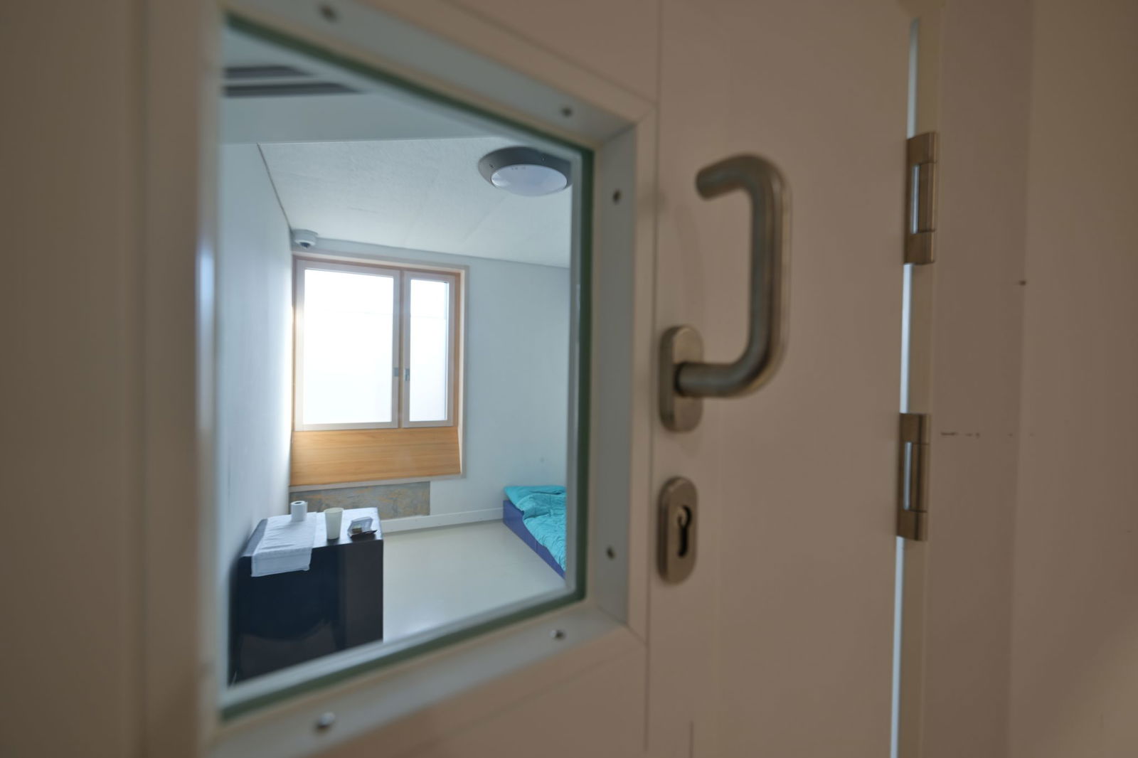 Die Tapete in dem Zimmer wurde teils abgerissen. 