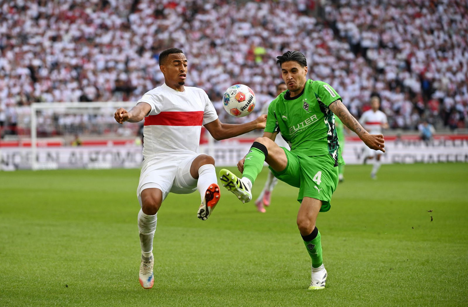 Fällt im Rückspiel gegen Stuttgart aus: Gladbachs Kevin Diks (r). (Archivbild)