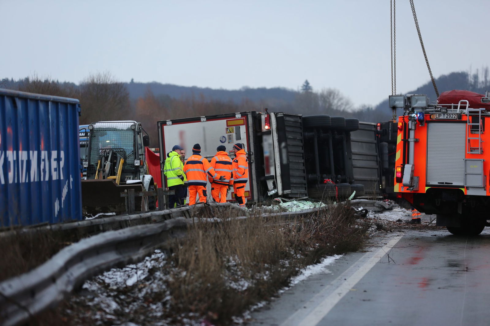 Ein mit Gemüse beladener Laster ist nach einem Unfall auf die Mittelleitplanke der A2 gestürzt.