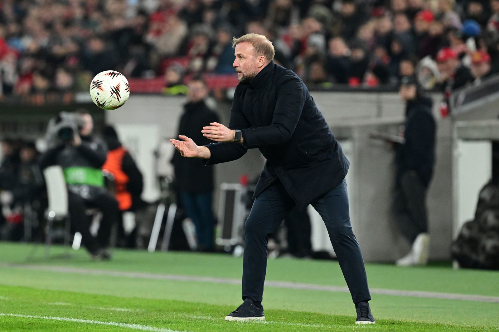 Für Sebastian Hoeneß und den VfB Stuttgart geht es in der Zwischenrunde weiter.