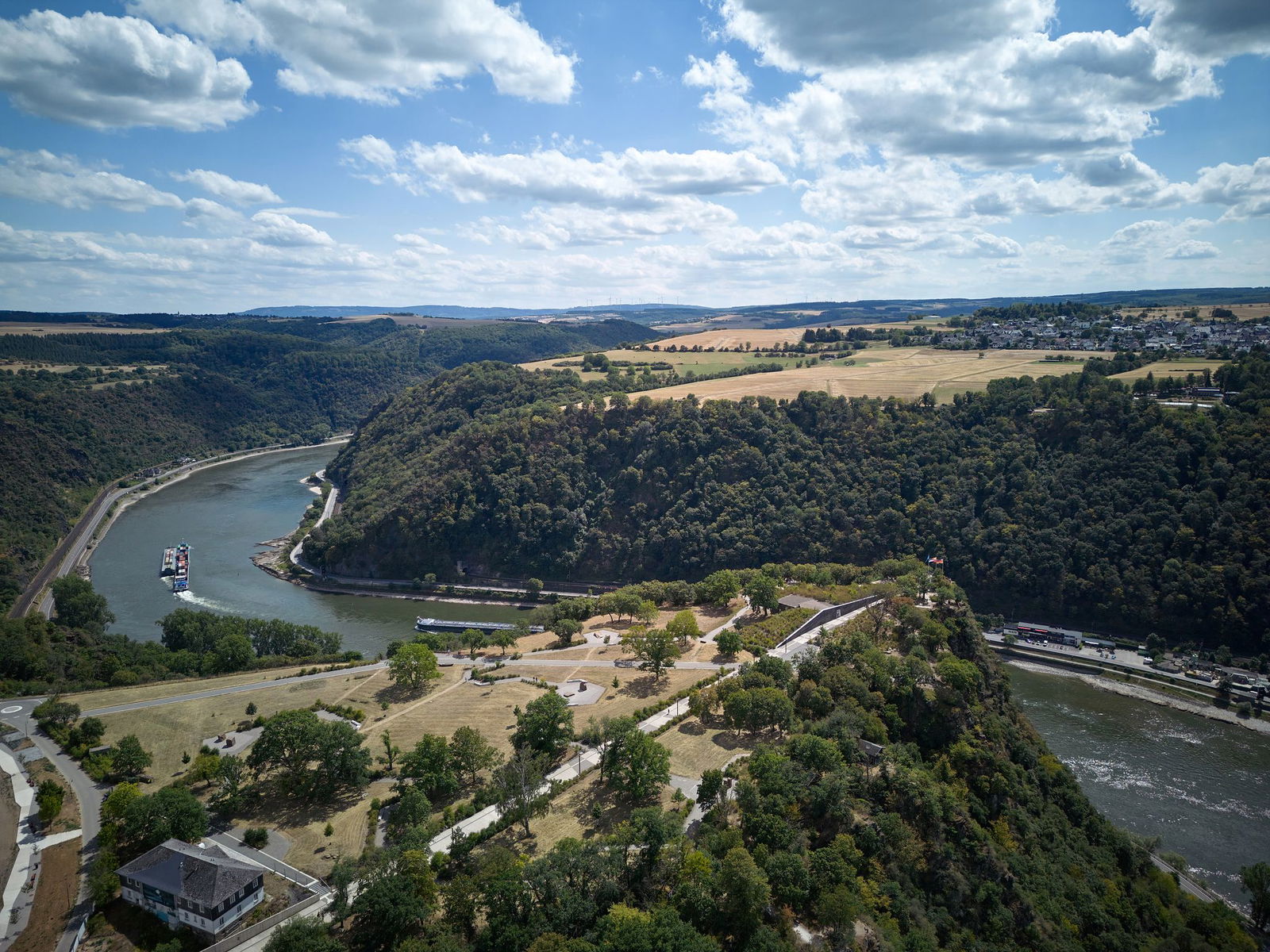 Die rechtsrheinische Bahnstrecke führt auch im Tunnel durch den weltbekannten Loreley-Felsen hindurch. (Archivbild)