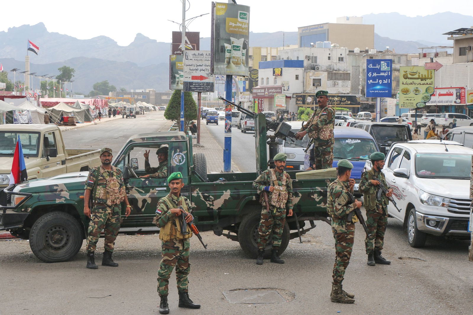 Soldaten des Südlichen Übergangsrats (STC) stehen an einem Kontrollpunkt in Aden.