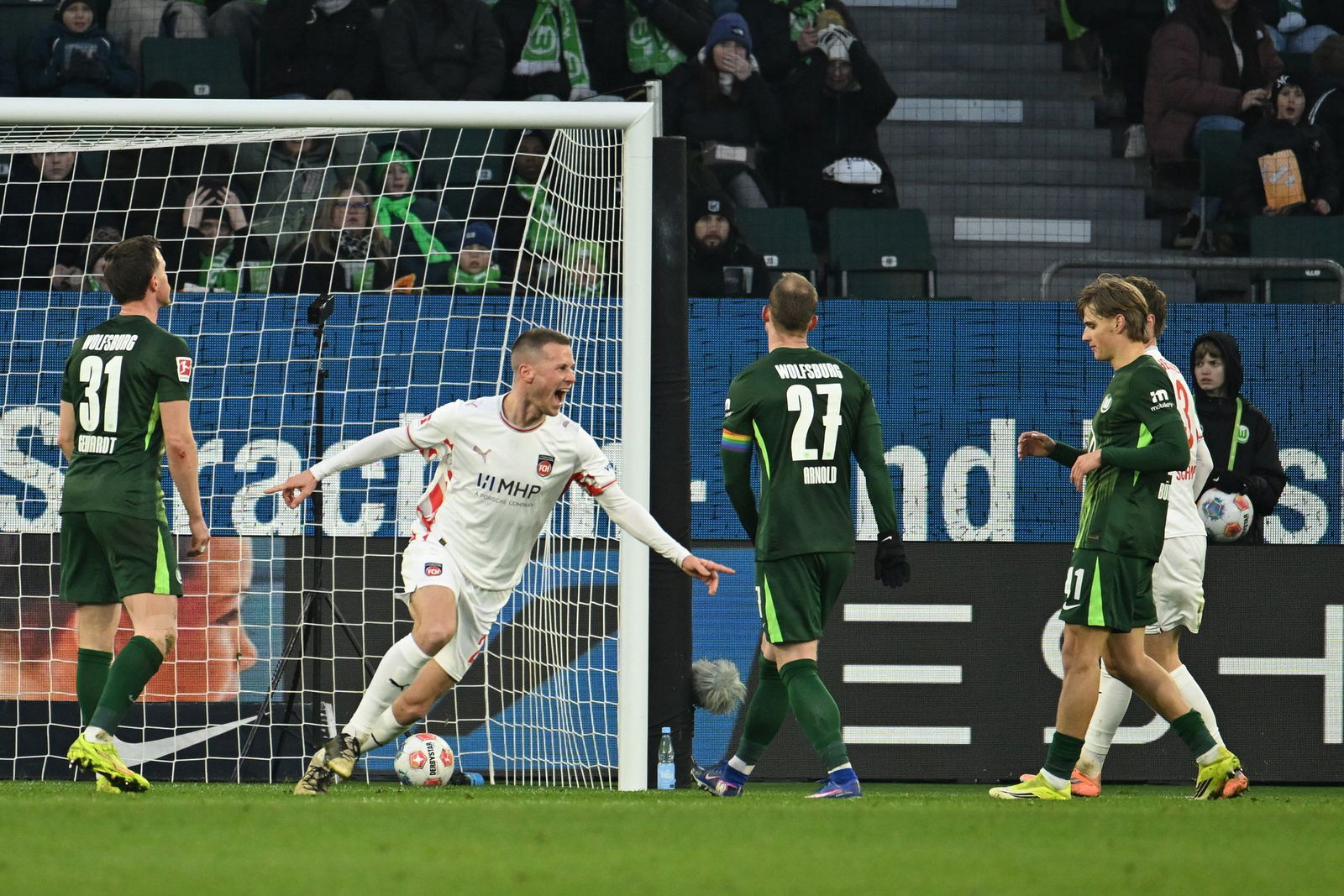 Heidenheimer Jubel in Wolfsburg: Adrian Beck trifft zum 0:1.