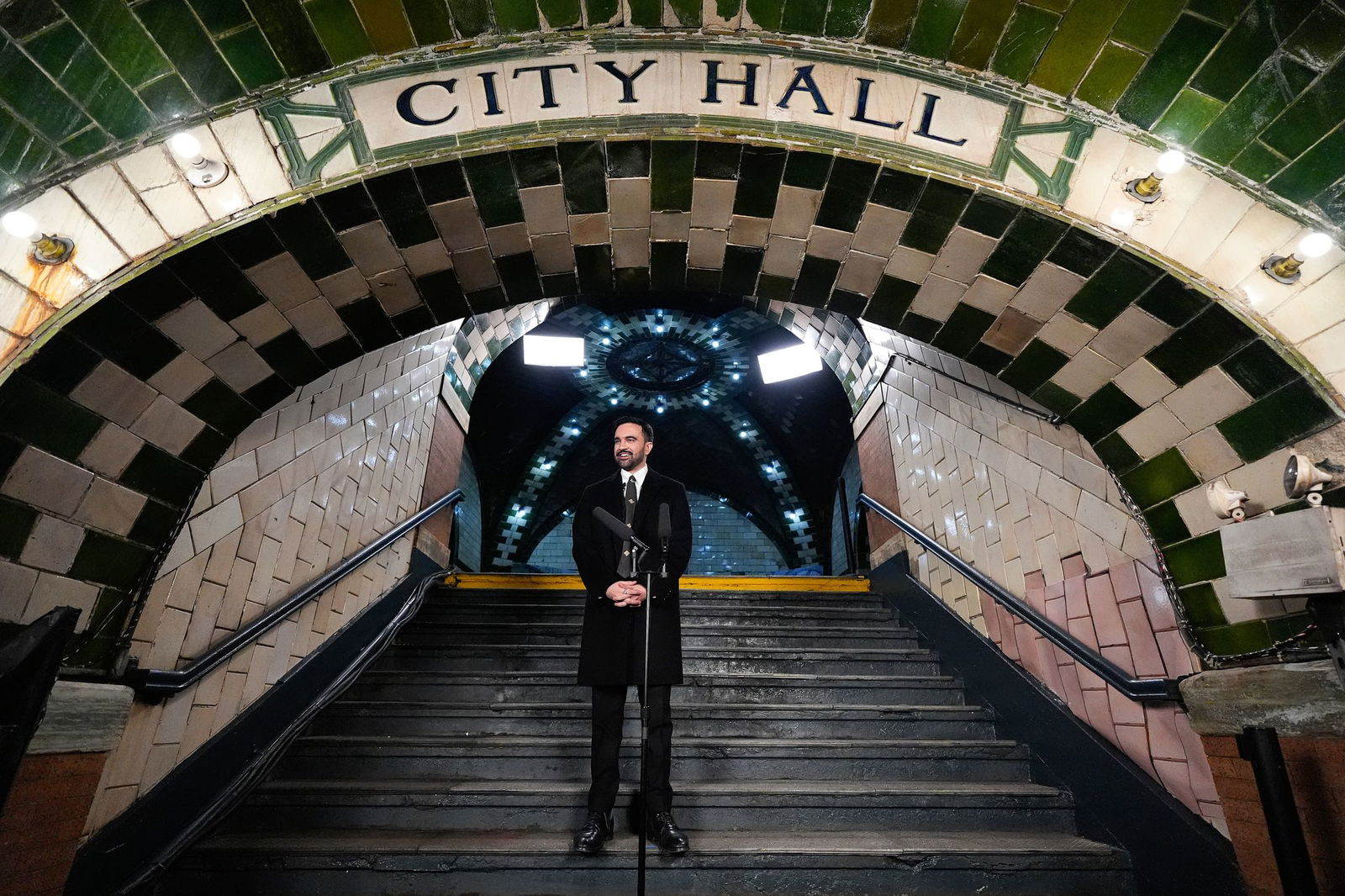 Der New Yorker Bürgermeister Zohran Mamdani spricht nach seiner Vereidigung in der U-Bahn-Station Old City Hall.